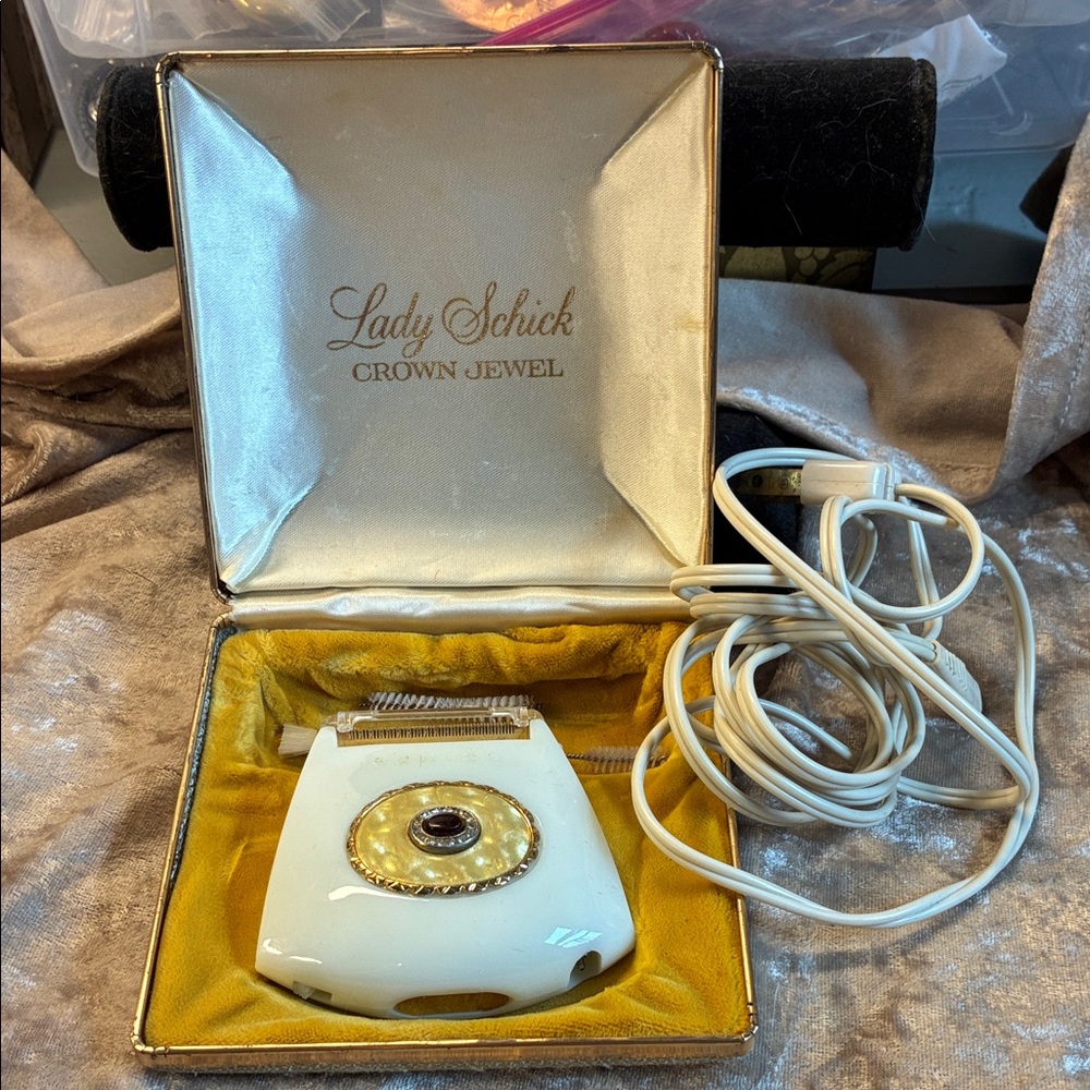 Lady Schick Ladies Jewel Electric Shaver - White/Gold with Rhinestones